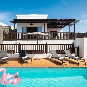 Stylish 6 Bedroom Princesa - Hot Tub - Heated Pool - Near & Waterparks , Playa Blanca (Lanzarote) Spain